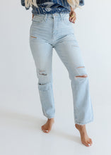 Load image into Gallery viewer, Hayes Distressed Vintage Cropped Jeans
