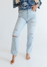 Load image into Gallery viewer, Hayes Distressed Vintage Cropped Jeans
