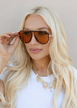 Load image into Gallery viewer, Untangled Ivy Luxe Tortoise Tangle Free Aviators
